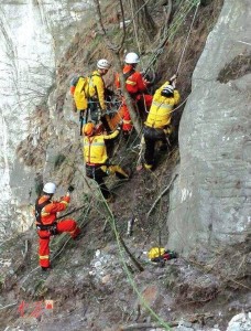 退休教授嵩山野线徒步坠崖去世,嵩山野线徒步悲剧，退休教授坠崖身亡