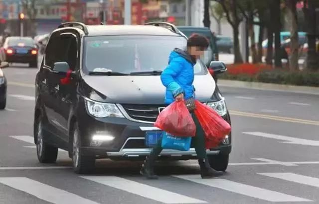 摩托车司机遭遇红绿灯事故身亡，安全驾驶与应对突发情况的指南